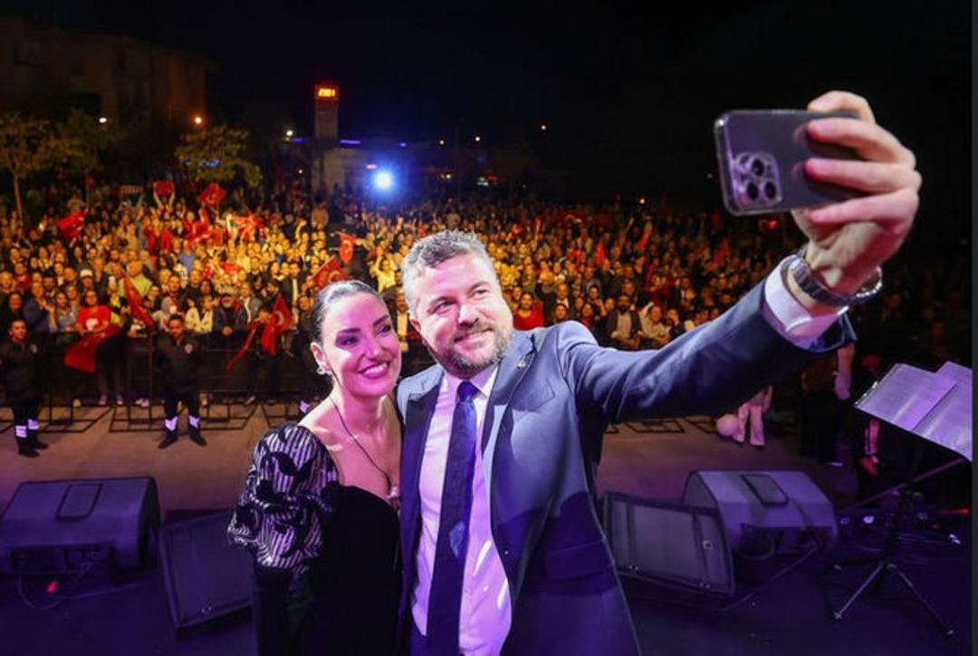 Phuket g&ouml;r&uuml;nt&uuml;leri g&uuml;ndem olmuştu! Sevcan Orhan Buca Belediye Başkanı G&ouml;rkem Duman la aşkını kabul etti 4