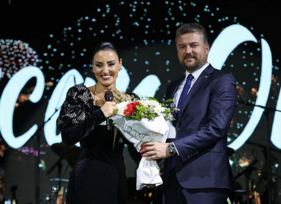 Phuket g&ouml;r&uuml;nt&uuml;leri g&uuml;ndem olmuştu! Sevcan Orhan Buca Belediye Başkanı G&ouml;rkem Duman la aşkını kabul etti 2