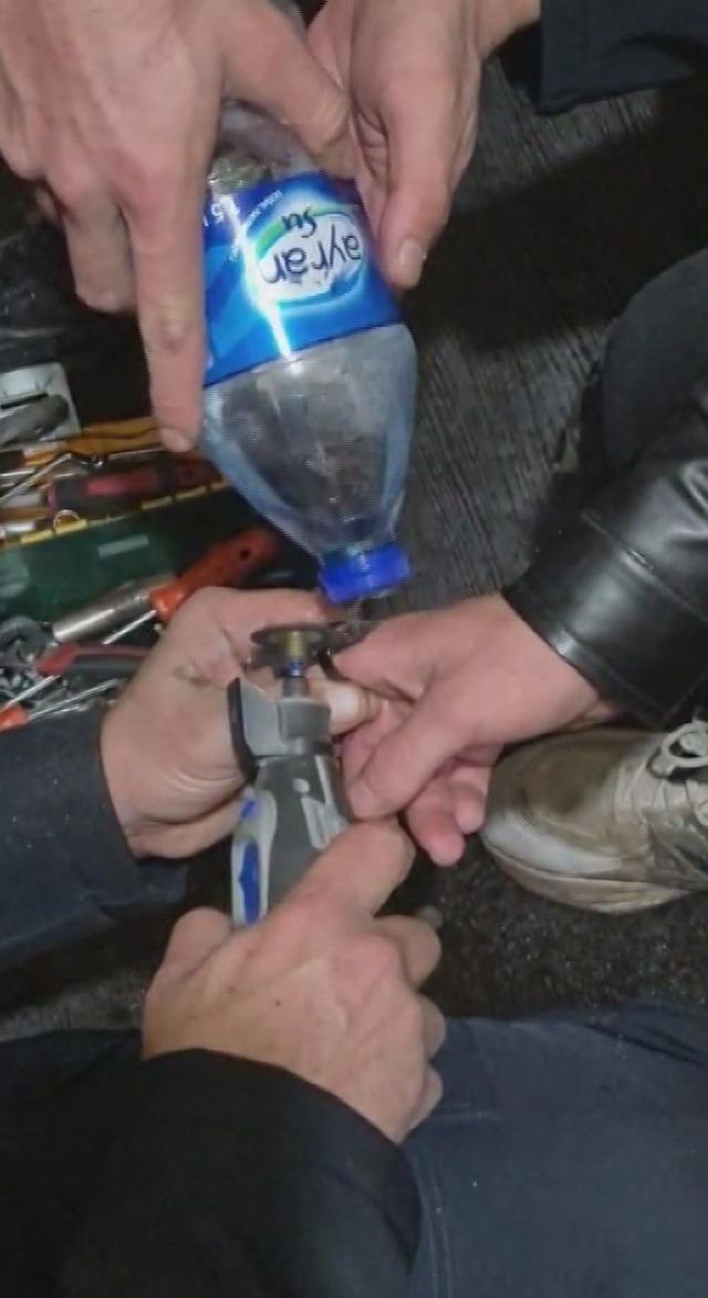 Parmağına sıkışan y&uuml;z&uuml;ğ&uuml; itfaiye &ccedil;ıkardı 1