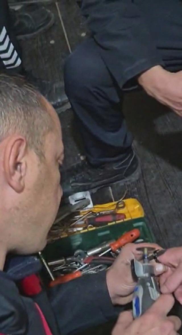 Parmağına sıkışan y&uuml;z&uuml;ğ&uuml; itfaiye &ccedil;ıkardı 4