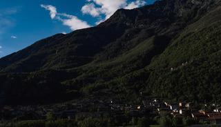 Karanlıkta yaşayan k&ouml;y, 1 milyon euroya g&uuml;neş satın aldı