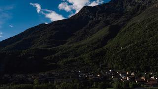 Karanlıkta yaşayan köy, 1 milyon euroya güneş satın aldı