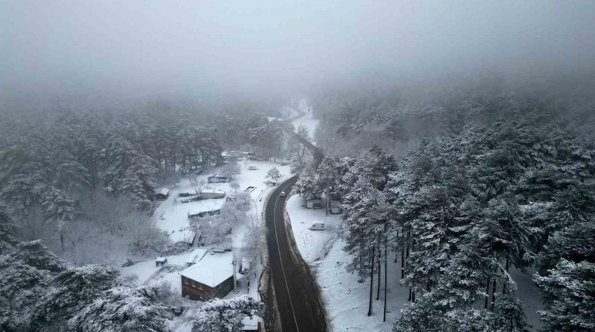 Kazdağları beyaza b&uuml;r&uuml;nd&uuml;, manzara nefes kesti