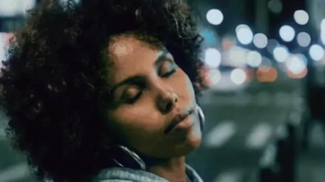 Milyonlarca kez dinlemişti! O şarkıcı yapay zeka çıktı! 