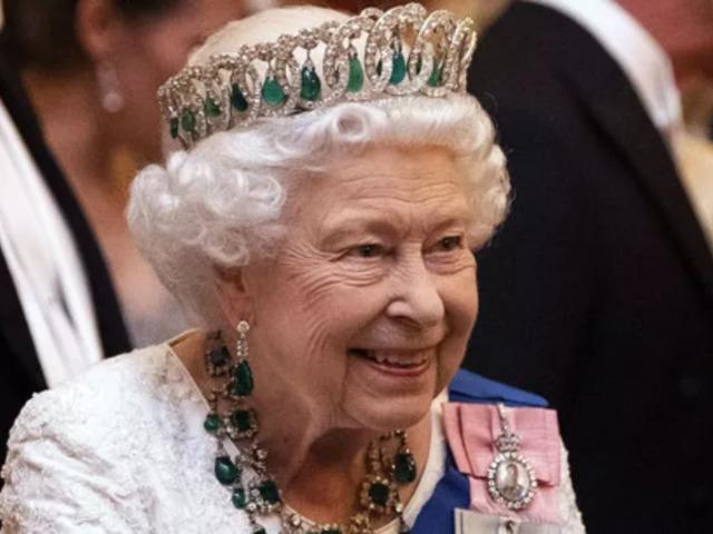 Pop&uuml;ler Netflix dizisi krali&ccedil;eyi kızdırdı! O ismi saraya sokmadı