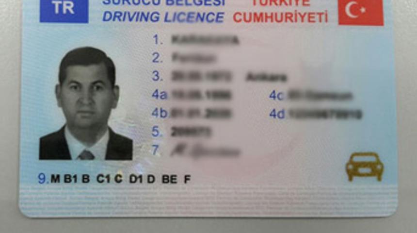 Bankalar yeni ehliyetleri kimlik olarak kabul etmiyor