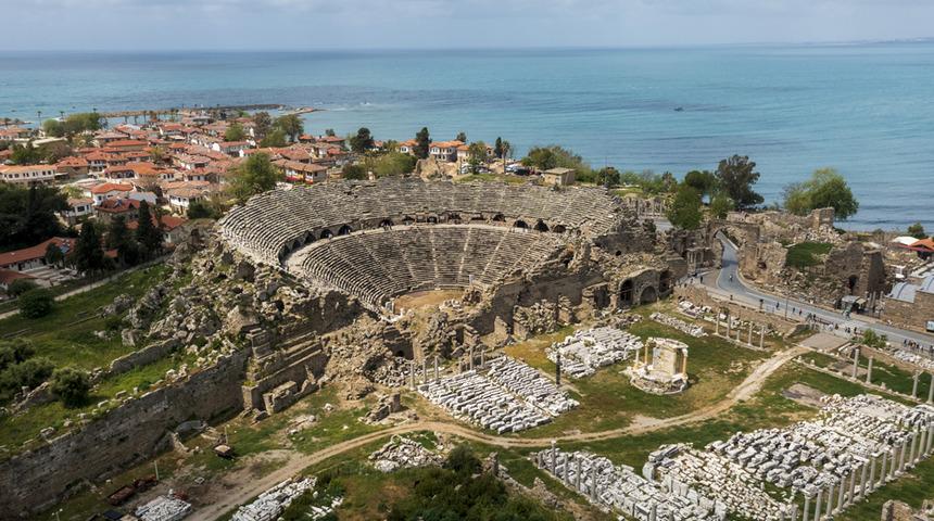 Antalya k&uuml;lt&uuml;r turizminde rekor yılı! 2025 3,25 milyon ziyaret&ccedil;i