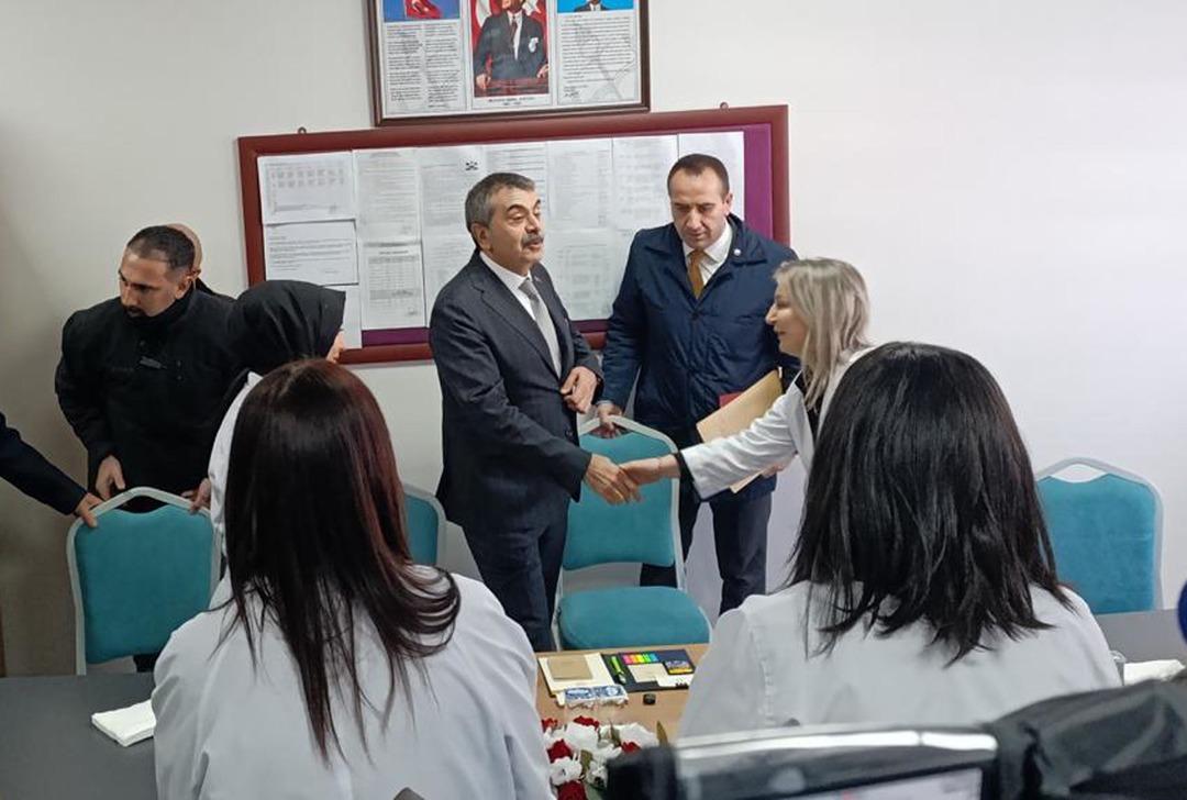 Milli Eğitim Bakanı &ouml;ğrencilere karne dağıttı 7