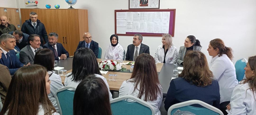 Milli Eğitim Bakanı &ouml;ğrencilere karne dağıttı 6