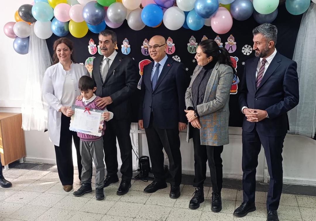 Milli Eğitim Bakanı &ouml;ğrencilere karne dağıttı 5