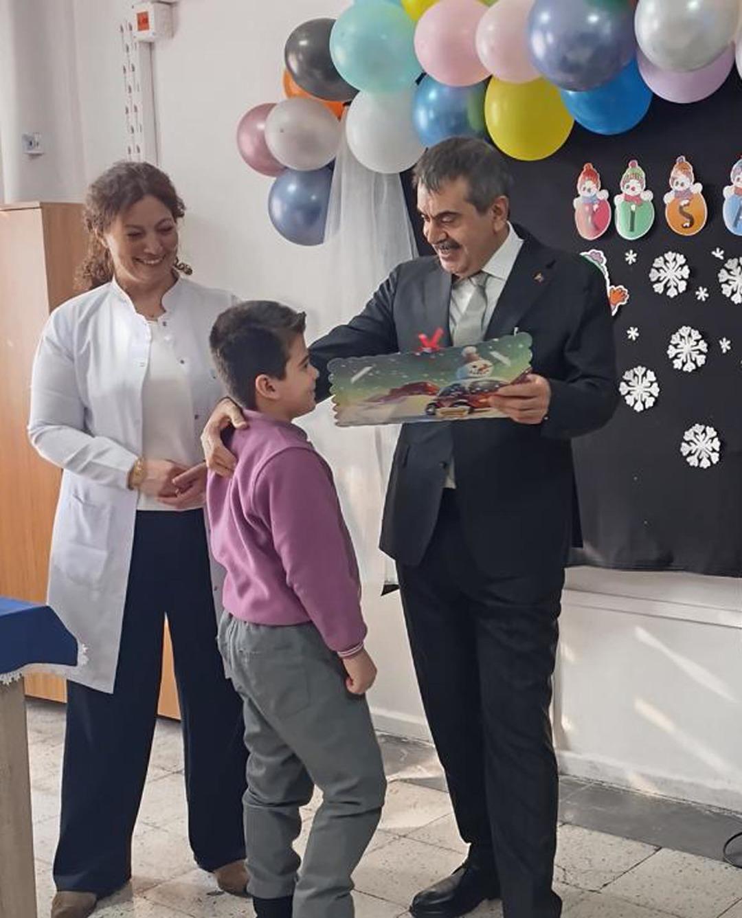 Milli Eğitim Bakanı &ouml;ğrencilere karne dağıttı 4