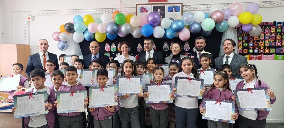 Milli Eğitim Bakanı &ouml;ğrencilere karne dağıttı 2