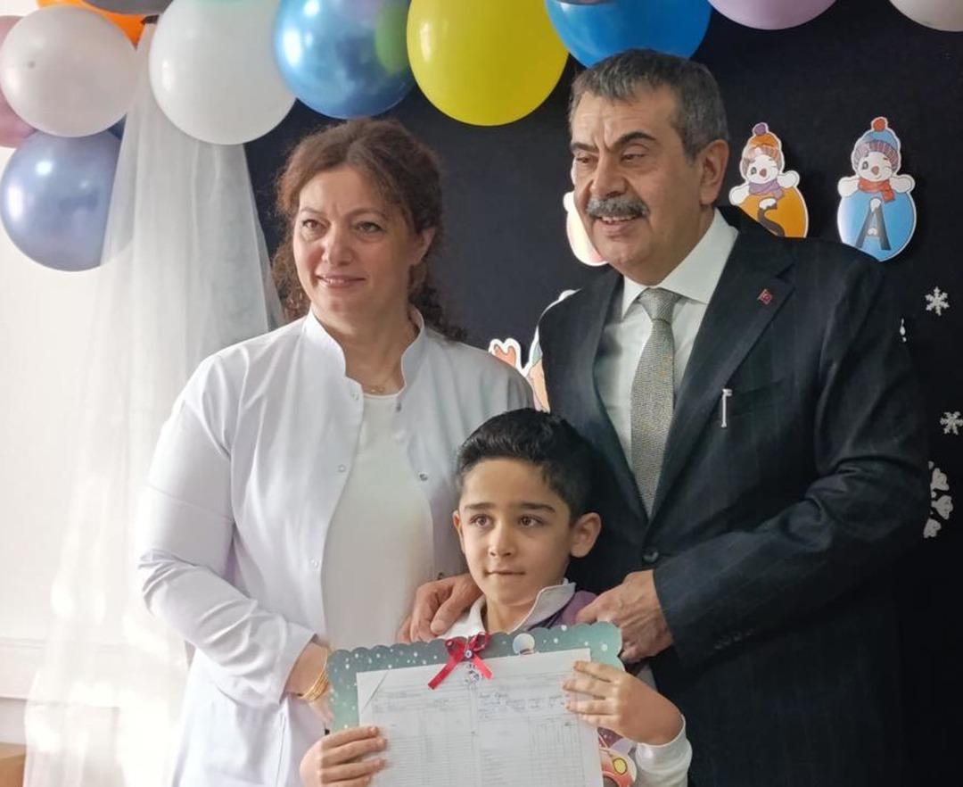 Milli Eğitim Bakanı &ouml;ğrencilere karne dağıttı 1