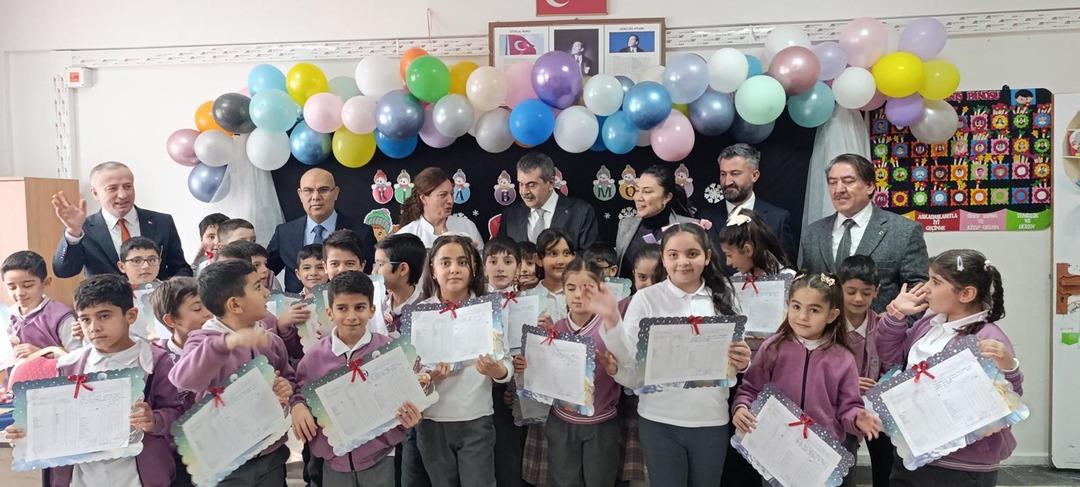 Milli Eğitim Bakanı &ouml;ğrencilere karne dağıttı 3