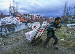 Üniversite mezunu karton toplayarak geçimini sağlıyor