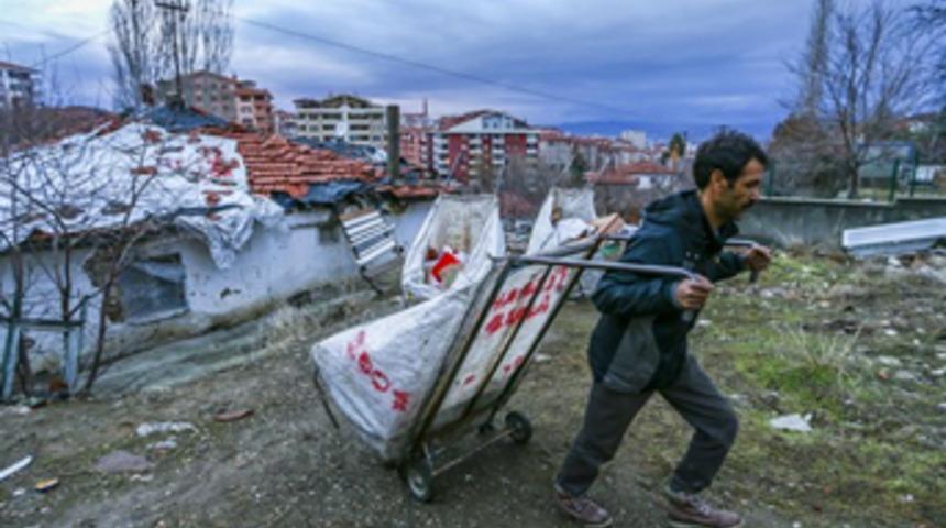Üniversite mezunu karton toplayarak geçimini sağlıyor