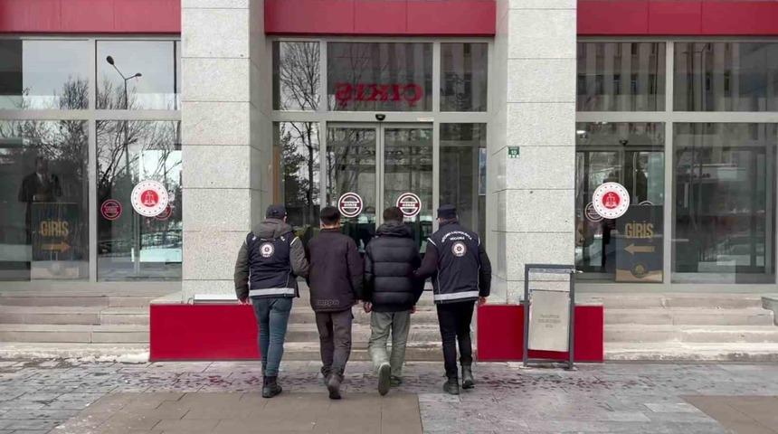 Erzurum&rsquo;da 48 g&ouml;&ccedil;men ve 4 organizat&ouml;r yakalandı