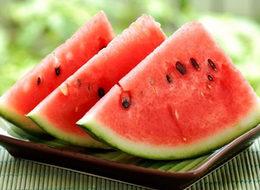 Çeyrek dilim karpuz tezgahlarda