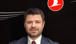 THY İletişim Başkanı Yahya &Uuml;st&uuml;n 10 yılı geride bıraktı... Rozetini T&uuml;rk Hava Yolları 2026 Antalya Zirvesi'nde aldı