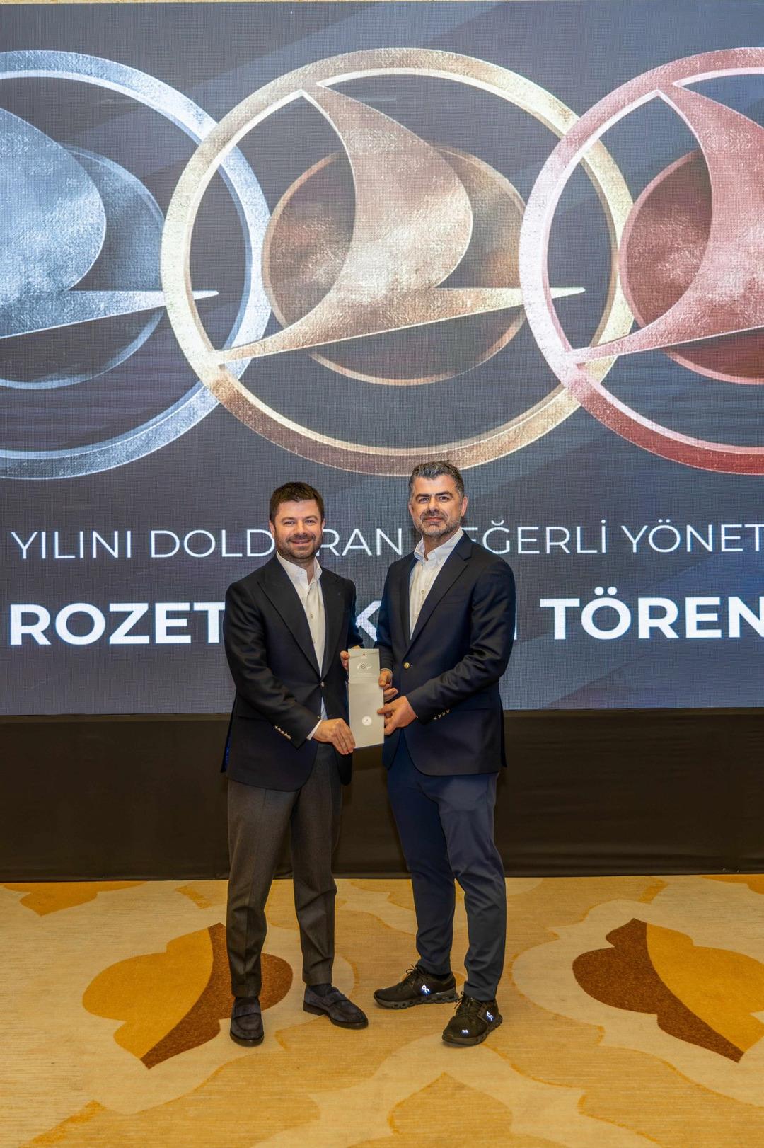 THY İletişim Başkanı Yahya &Uuml;st&uuml;n 10 yılı geride bıraktı... Rozetini T&uuml;rk Hava Yolları 2026 Antalya Zirvesi nde aldı 1