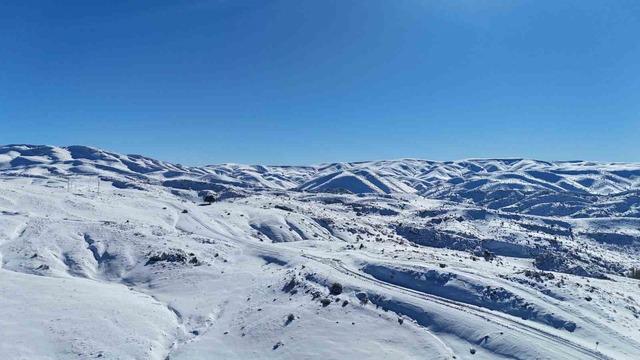 Konya’nın çatısında kar yağışı yüzleri güldürdü