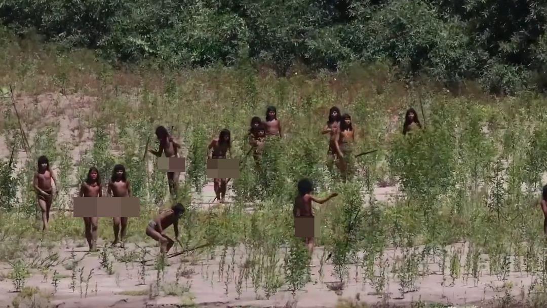 İlk kez net g&ouml;r&uuml;nt&uuml;leri yayınlandı! D&uuml;nyayla temasları olmayan kabile: "G&uuml;l&uuml;msediler" 2