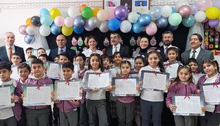 Milli Eğitim Bakanı &ouml;ğrencilere karne dağıttı