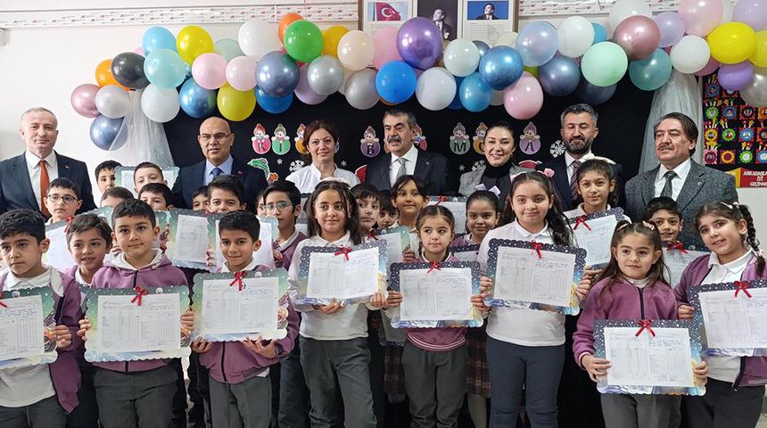 Milli Eğitim Bakanı &ouml;ğrencilere karne dağıttı