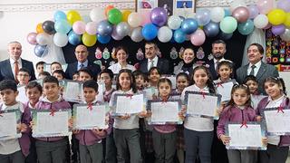 Milli Eğitim Bakanı öğrencilere karne dağıttı