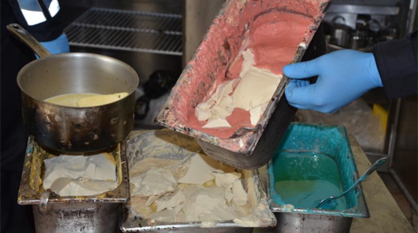 Ruhsatsız pastanede mide bulandıran görüntüler!