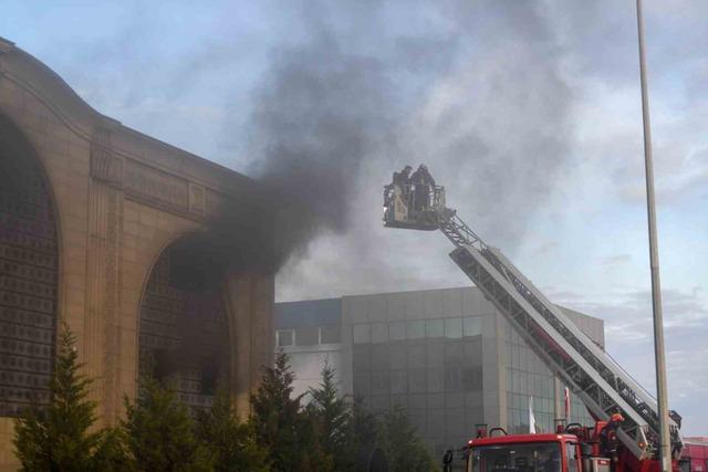 Menderes&rsquo;te fabrika yangını kısa s&uuml;rede kontrol altına alındı 3