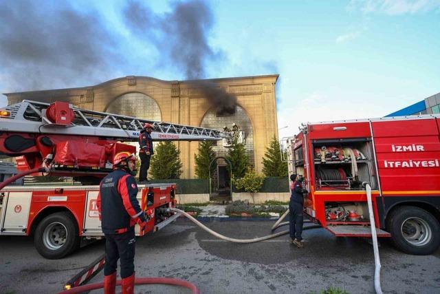 Menderes&rsquo;te fabrika yangını kısa s&uuml;rede kontrol altına alındı 2