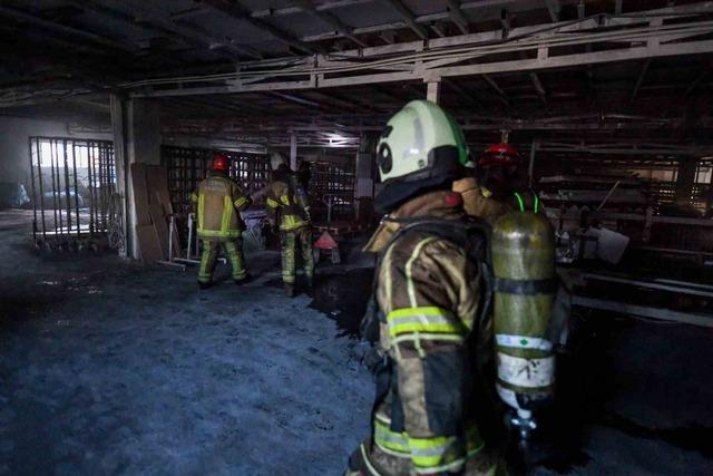 Menderes&rsquo;te fabrika yangını kısa s&uuml;rede kontrol altına alındı 1