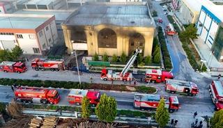 Menderes&rsquo;te fabrika yangını kısa s&uuml;rede kontrol altına alındı