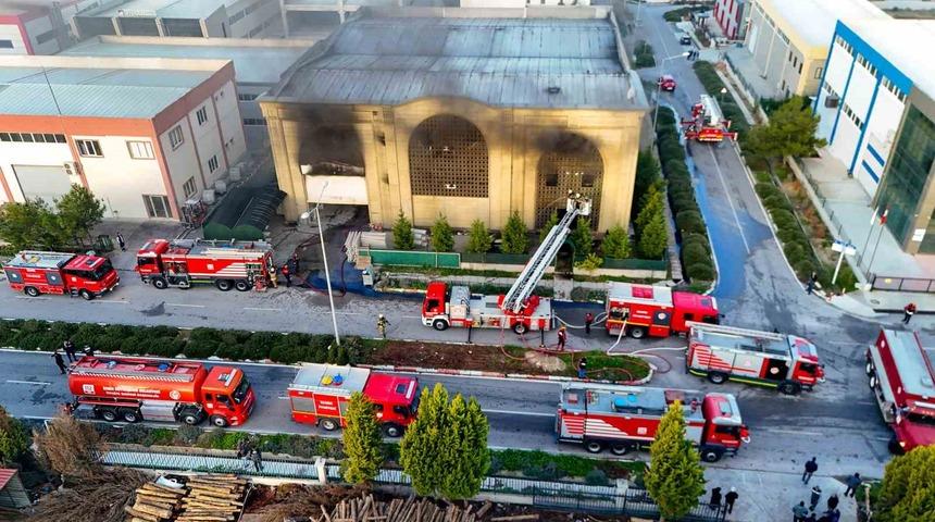 Menderes&rsquo;te fabrika yangını kısa s&uuml;rede kontrol altına alındı