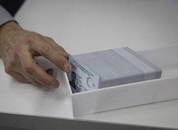 Yeni kimlik kartları bugün dağıtılıyor