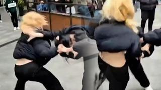 İstanbul'da AVM'de kızlar arasında saç başa kavga! Ayırmak yerine izlediler