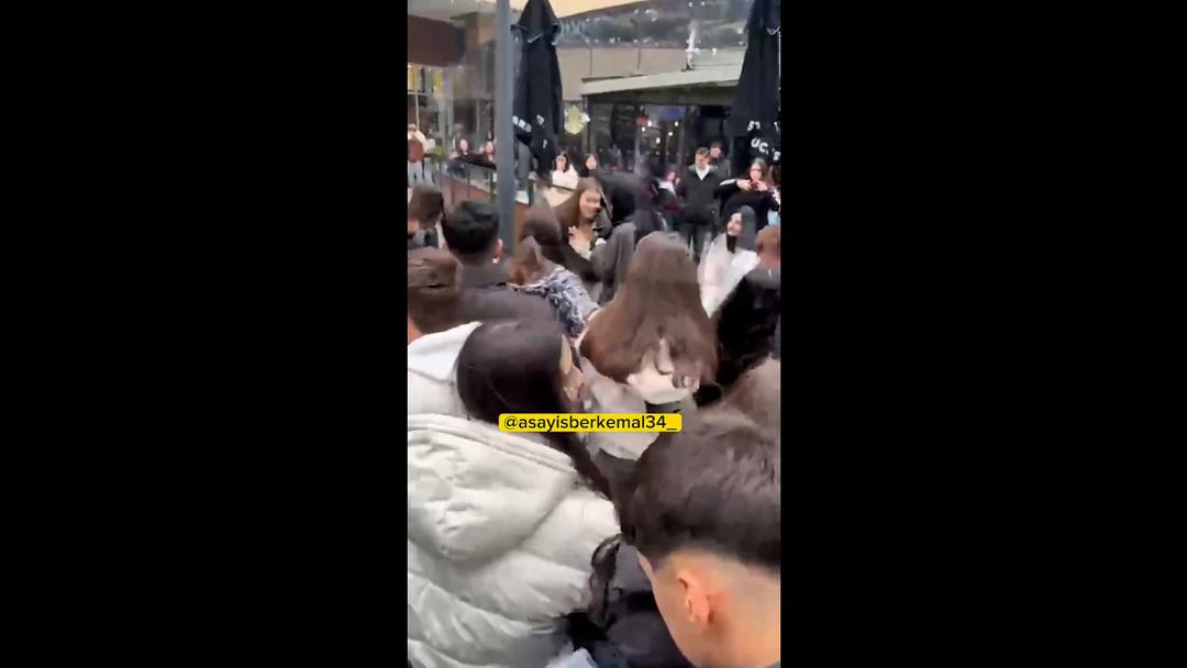 İstanbul da AVM de kızlar arasında sa&ccedil; başa kavga! Ayırmak yerine izlediler 3