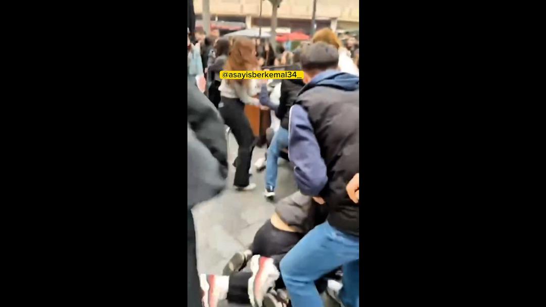 İstanbul da AVM de kızlar arasında sa&ccedil; başa kavga! Ayırmak yerine izlediler 1