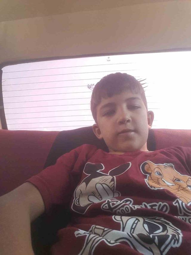 Acılı baba karne g&uuml;n&uuml;nde maganda kurşunuyla &ouml;len oğlunun kabrinde ağladı 5