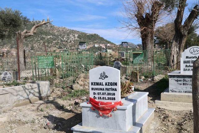 Acılı baba karne g&uuml;n&uuml;nde maganda kurşunuyla &ouml;len oğlunun kabrinde ağladı 4