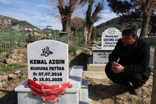 Acılı baba karne g&uuml;n&uuml;nde maganda kurşunuyla &ouml;len oğlunun kabrinde ağladı 2