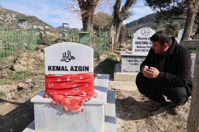 Acılı baba karne g&uuml;n&uuml;nde maganda kurşunuyla &ouml;len oğlunun kabrinde ağladı 1