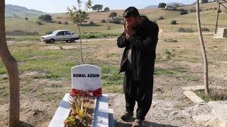 Acılı baba karne gününde maganda kurşunuyla ölen oğlunun kabrinde ağladı