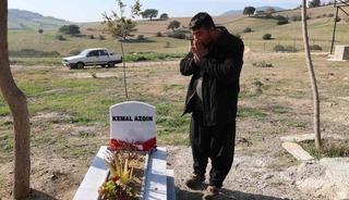 Acılı baba karne g&uuml;n&uuml;nde maganda kurşunuyla &ouml;len oğlunun kabrinde ağladı