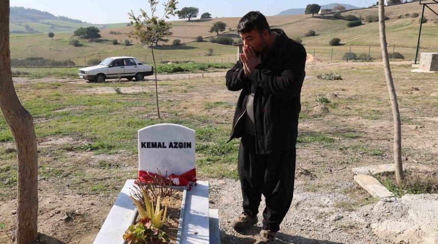 Acılı baba karne g&uuml;n&uuml;nde maganda kurşunuyla &ouml;len oğlunun kabrinde ağladı