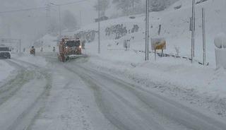 Hopa-Bor&ccedil;ka karayolunda kar ve tipi ulaşımı g&uuml;&ccedil;leştiriyor