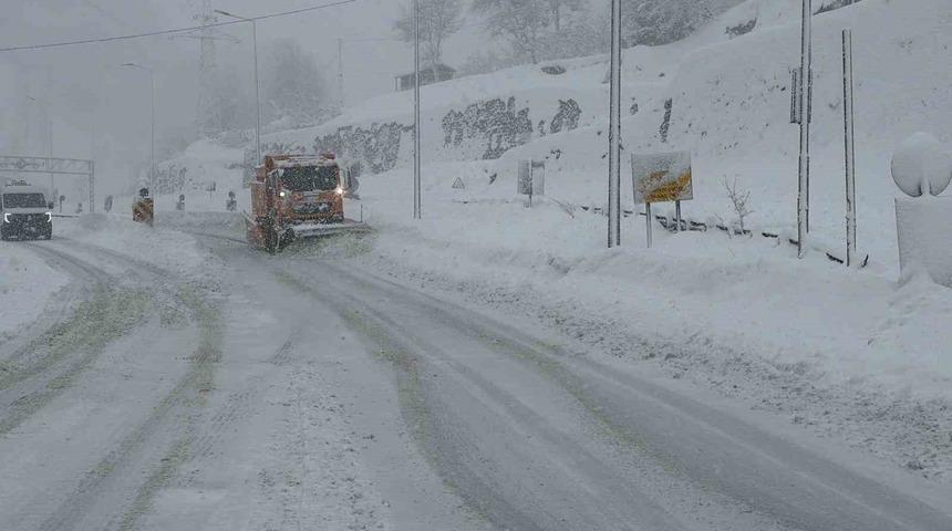 Hopa-Bor&ccedil;ka karayolunda kar ve tipi ulaşımı g&uuml;&ccedil;leştiriyor