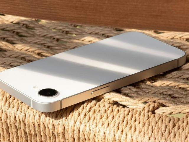 Ucuz iPhone'dan k&ouml;t&uuml; haber! Tasarımı değişiyor ama...