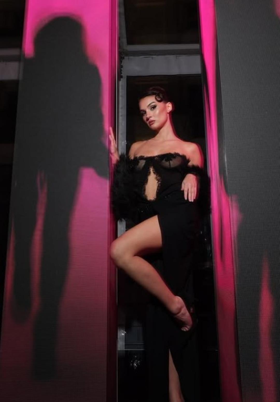 Gizem G&uuml;neş transparan elbisesiyle &ouml;zel geceye damga vurdu! Peş peşe iddialı pozlar  1